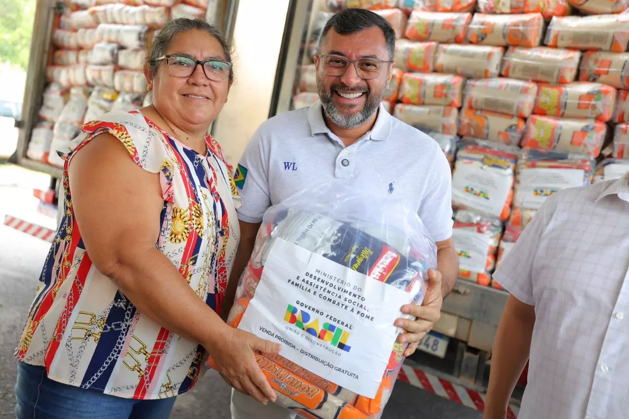 Wilson Lima entrega mais de 200 toneladas de alimentos para pescadores afetados pela estiagem no Amazonas